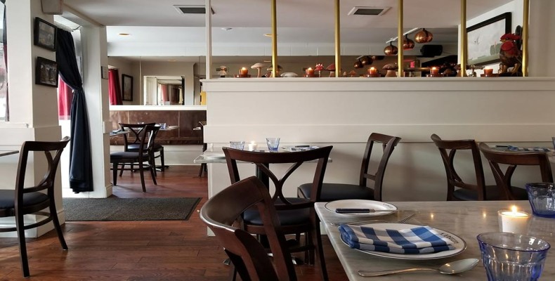 محیط دنج و صمیمی رستوران Edulis تورنتو با چیدمان ساده و نور گرم