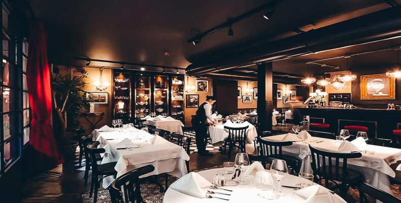 فضای داخلی رستوران ال پورتهنیو گورمه در میلان برای شام عاشقانه