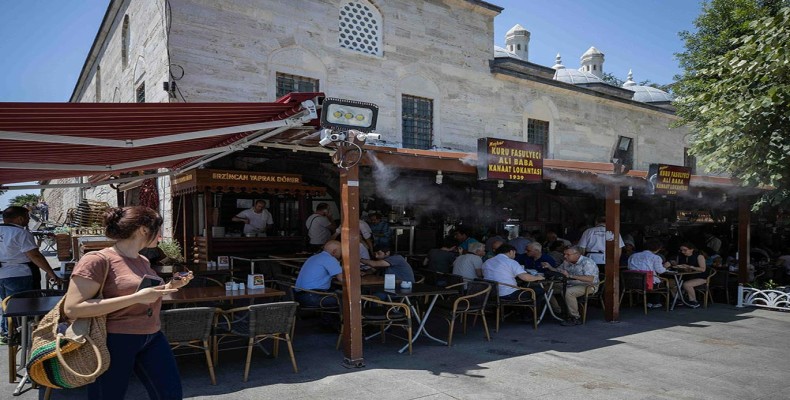 نمای بیرونی رستوران ارزینجانلی علی‌بابا در نزدیکی مسجد سلیمانیه استانبول؛ مخصوص لوبیاپلو و غذاهای خانگی