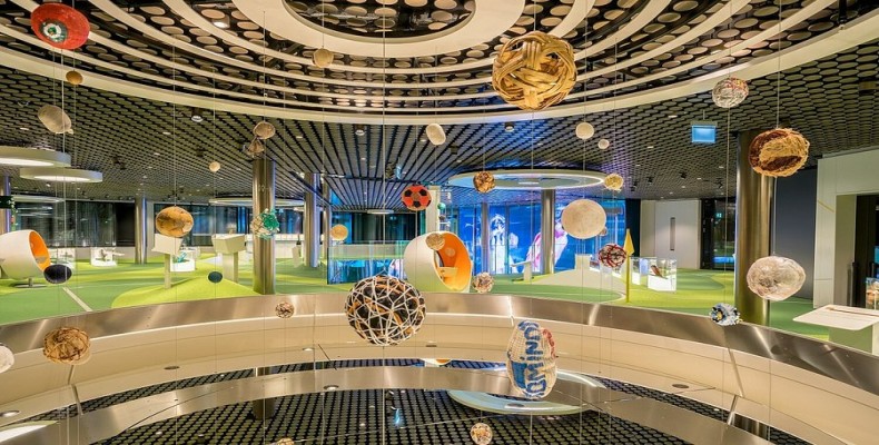 موزه جهانی فوتبال فیفا در زوریخ با نمایش توپ‌ها و یادگارهای تاریخی – از جاهای دیدنی زوریخ برای عاشقان فوتبال