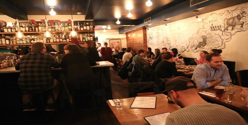 سالن غذاخوری رستوران Fat Pasha تورنتو با طراحی مینیمال و نورپردازی ملایم