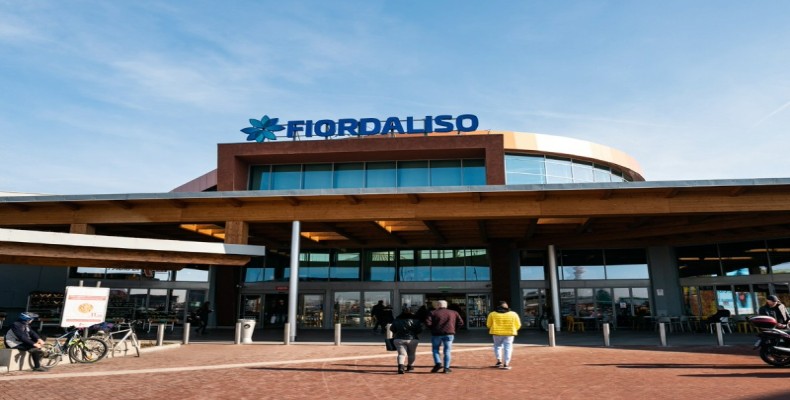 نمای ورودی فیوردالیزو شاپینگ سنتر در نزدیکی میلان، یکی از مراکز خرید متنوع اطراف شهر