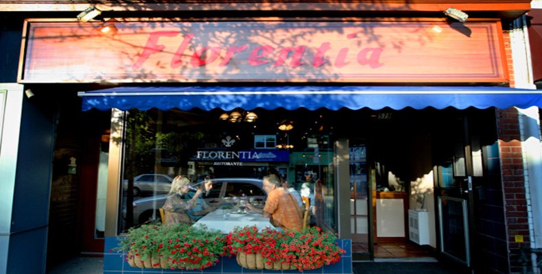 نمای بیرونی رستوران Fiorentina تورنتو با دکور کلاسیک و تابلو چوبی قرمز