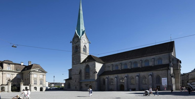کلیسای فرومونستر با برج ساعت سبز و معماری قرون وسطایی در زوریخ – Fraumünster Church