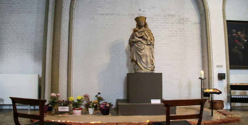 مجسمه و فضای داخلی یکی از کلیساهای تاریخی و رایگان هامبورگ