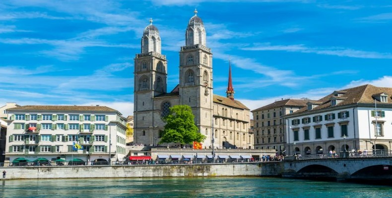 کلیسای گروس مونستر با برج‌های دوقلو در کنار رودخانه لیمات – Grossmünster Zurich