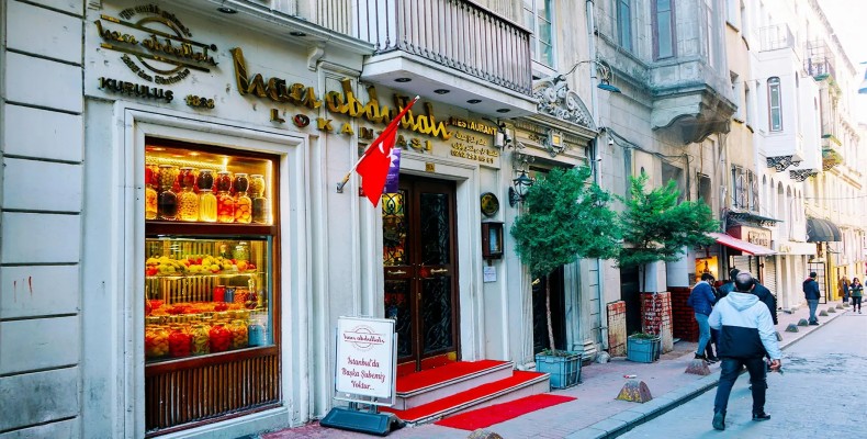 ورودی رستوران حاجی عبدالله از قدیمی ترین رستوران های استانبول با شیشههای پر از کمپوت میوه