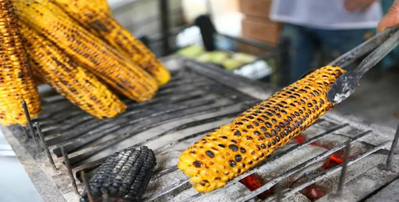 ذرت کبابی روی آتش در خیابان‌های استانبول؛ میان‌وعده‌ای ارزان و خوشمزه