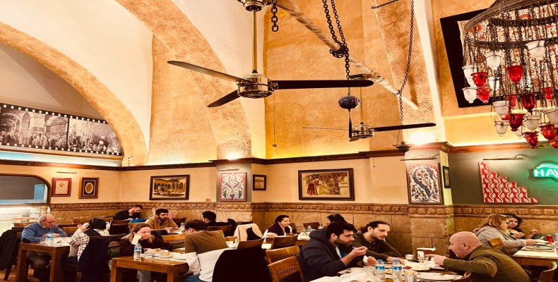 فضای سنتی رستوران حوضلو در بازار بزرگ استانبول؛ از ارزان‌ترین رستوران‌های محلی