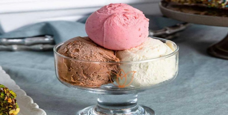 سه اسکوپ بستنی ترکی در کاسه شیشه‌ای – طعم‌های محبوب بستنی در استانبول