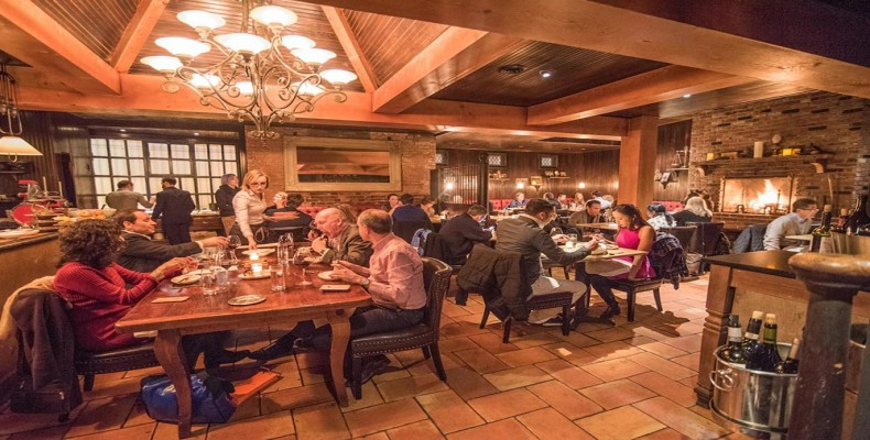 رستوران آیرن گیت (Iron Gate) واشنگتن با فضای باغ و نور شمع