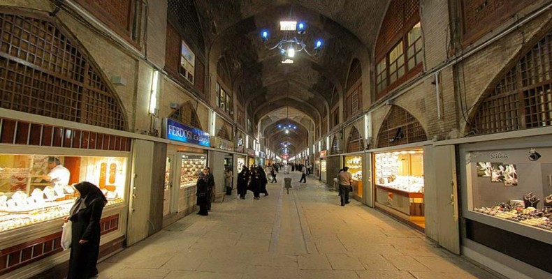 نمای داخلی بازار هنر اصفهان با طاق‌های آجری و مغازه‌های طلافروشی در خیابان چهارباغ عباس