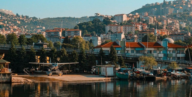 اسکله و شهر ازمیت در ساحل مرمره نزدیک استانبول