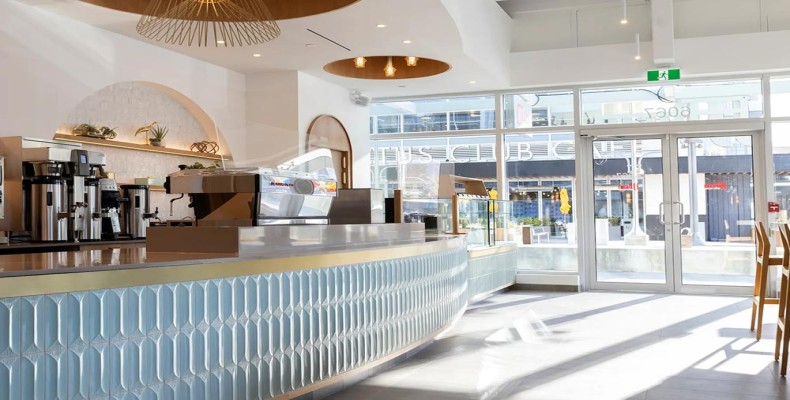 باریستای کافه جی‌جی بین ونکوور در حال آماده‌سازی اسپرسو تازه