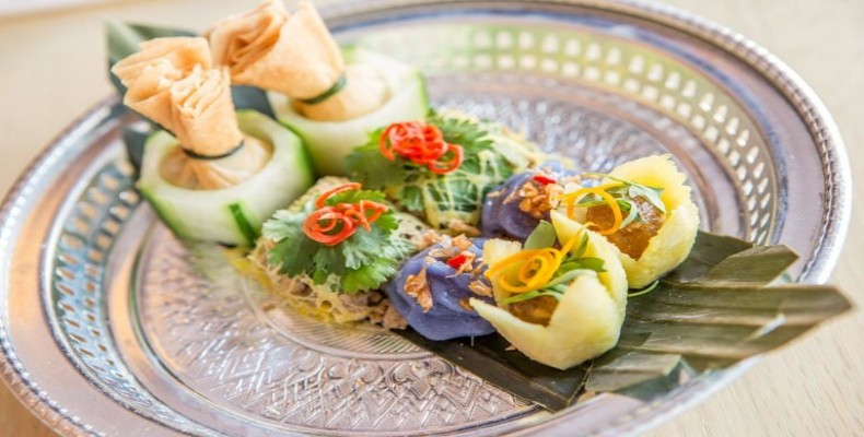 بشقابهای هنرمندانه غذاهای تایلندی در رستوران Kiin تورنتو با تزئین رنگارنگ