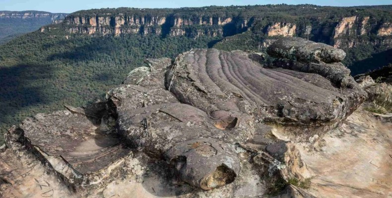 فلات کینگر تیبلند در کوه‌ های آبی سیدنی – چشم‌انداز ماسه‌سنگی و طبیعت دست‌نخورده