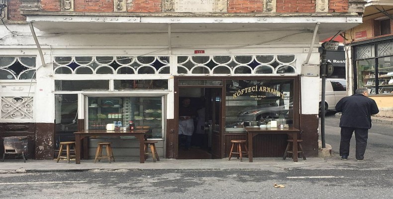 نمای ساده و نوستالژیک رستوران کوفتهچی آرناووت در محله بالات استانبول