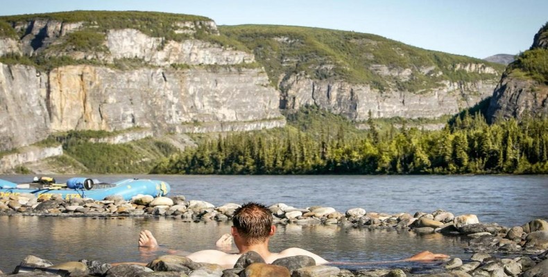 چشمه آب گرم کراوس کانادا کنار رودخانه و کوه‌های سرسبز از داغ ترین چشمه های جهان