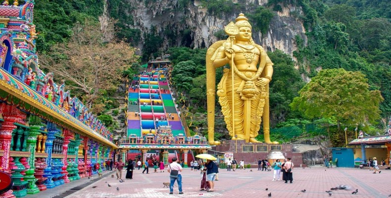 مجسمه طلایی موروگان و پلههای رنگی معبد باتو کیو؛ از جاذبههای معروف کوالالامپور