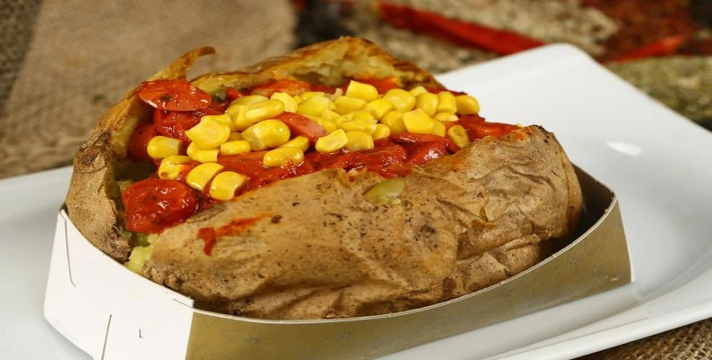 سیب‌زمینی پخته کومپیر با ذرت و سوسیس؛ غذای خیابانی محبوب و ارزان استانبول