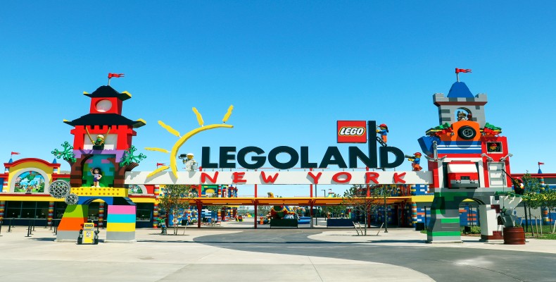 ورودی پارک LEGOLAND نیویورک در فصل بهار