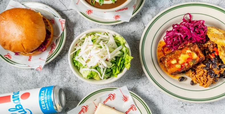 غذاهای کوبایی رنگارنگ رستوران La Cubana تورنتو با برنج، لوبیا و سالاد تازه