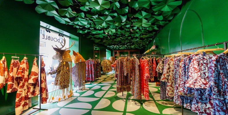 بوتیک لا دابلجی در میلان با طراحی داخلی رنگارنگ و لباسهای زنانه خاص