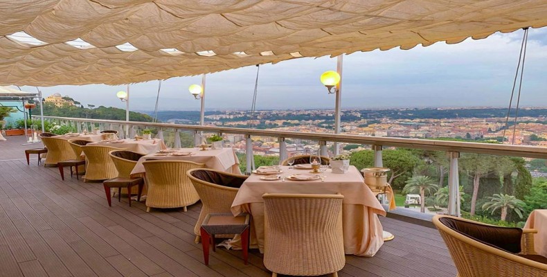 تراس رستوران لا پرگولا با منظره شهر رم (La Pergola)