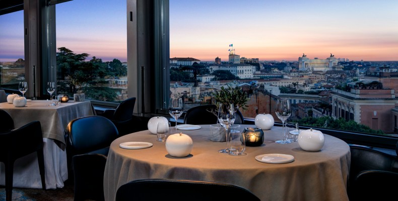 سالن غذاخوری رستوران لا ترازا با منظره شهر رم (La Terrazza)