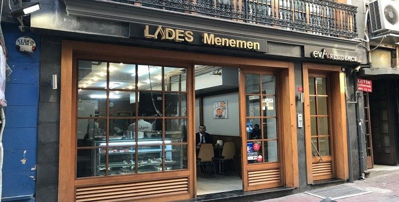 نمای بیرونی رستوران لیدیز منمن در خیابان استقلال استانبول؛ معروف به صبحانه‌های سنتی ترکی