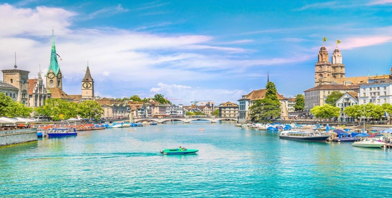 نمایی از دریاچه زوریخ و قایق‌های تفریحی – یکی از محبوب‌ترین جاهای دیدنی زوریخ