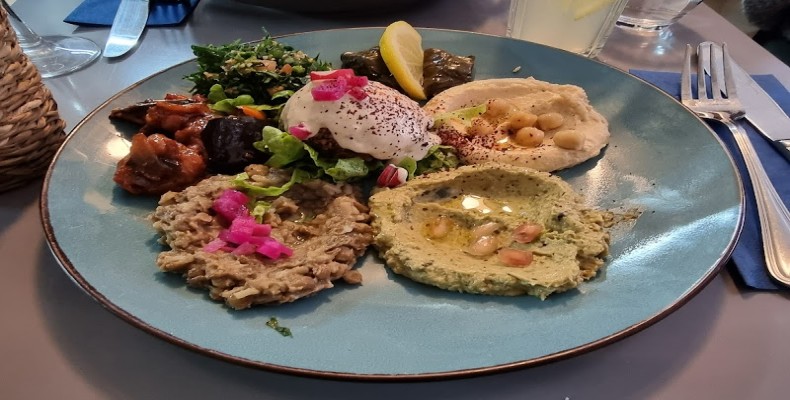 بشقاب حمص و غذای مدیترانهای در Le Daily Syrien Veggie پاریس
