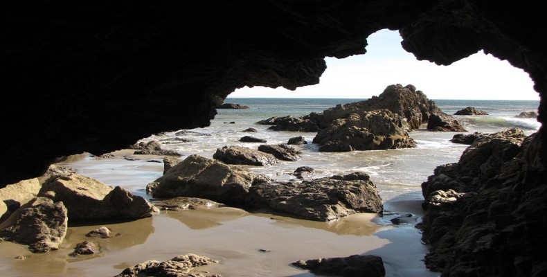 پارک ساحلی لئو کاریلو لس آنجلس با غارهای ساحلی و صخرههای طبیعی