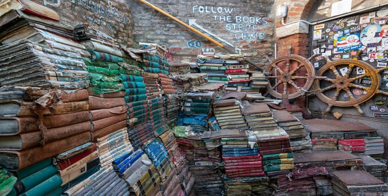 کتابفروشی آکوا آلتا ونیز با چیدمان خاص کتابها