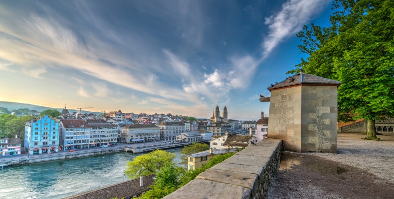 تپه لیندنهوف با چشم‌انداز شهر قدیمی زوریخ و رودخانه لیمات – Lindenhof Zurich