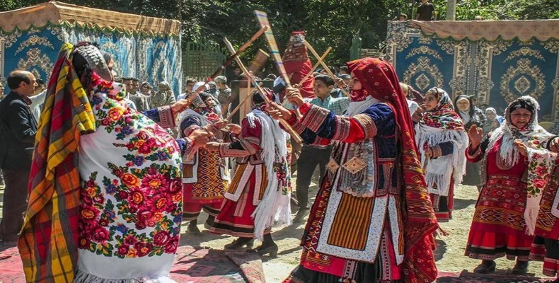 پوشش و لباس سنتی زنان خراسانی؛ لباسهای رنگارنگ در فرهنگ مشهد