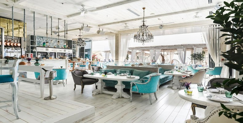 فضای داخلی رستوران Lucky Fish در ساحل پالم جمیرا دبی با دکور سفید و آبی