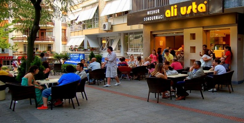 فضای بیرونی بستنی فروشی علی اوستا در محله مودا استانبول