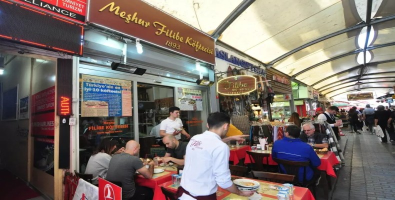 مشتریان در رستوران مشهور فیلیبه کوفتهجی استانبول در حال صرف غذا