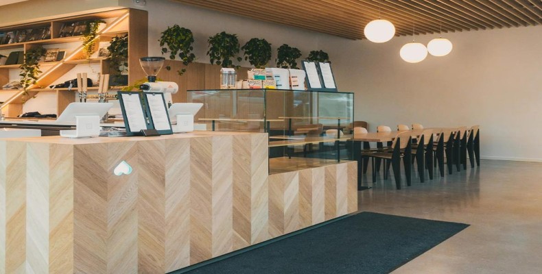 نمای داخلی کافه نمسیس گستاون ونکوور با نور طبیعی و قهوه اسپشیالتی تازه‌دم