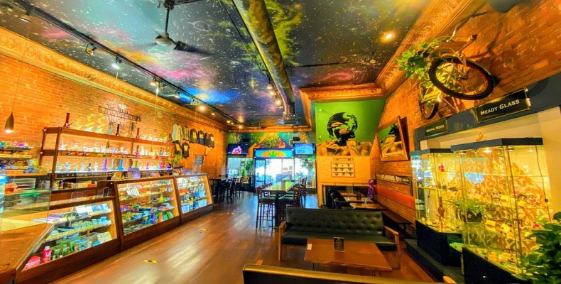 فضای داخلی کافه نیو آمستردام ونکوور با طراحی خاص و منوی نوشیدنی‌های متنوع