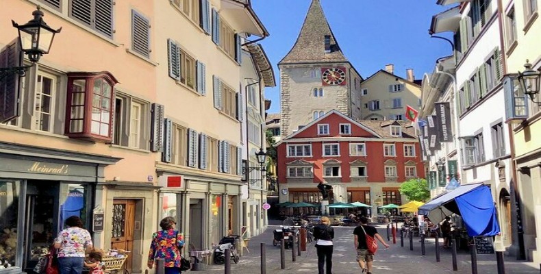 محله نیدردورف با خیابان‌های سنگفرش و ساختمان‌های رنگی در شهر قدیمی زوریخ