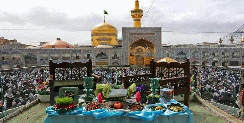 عید نوروز در مشهد؛ سفره هفتسین مقابل حرم امام رضا (ع)