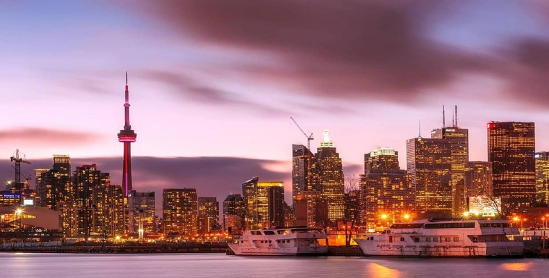 منظره غروب تورنتو از کنار دریاچه | بهترین زمان سفر به تورنتو
