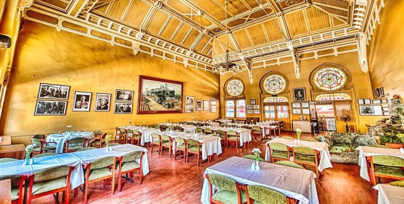 فضای داخلی رستوران اورینت اکسپرس استانبول با معماری تاریخی و دیوارهای زرد طلایی