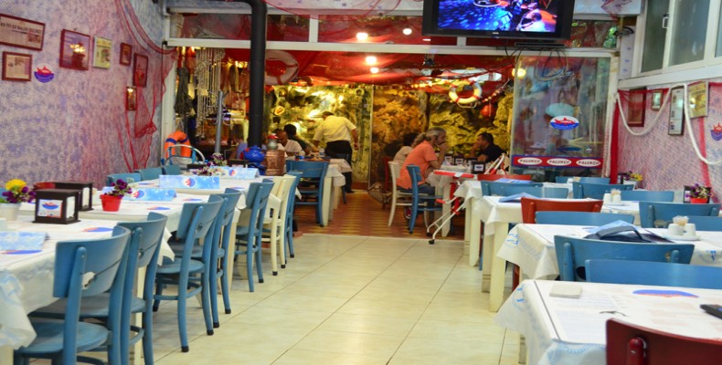 فضای داخلی رستوران پالوکچو بالک لوکانتاسی در فاتح استانبول؛ مخصوص غذاهای دریایی مقرون‌به‌صرفه