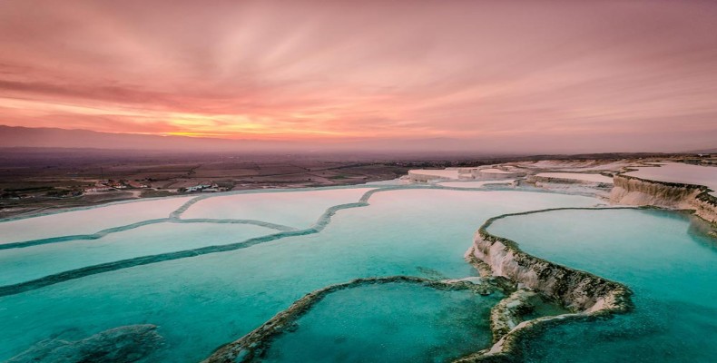 استخرهای حرارتی پاموکاله ترکیه با تراس‌های آهکی سفید