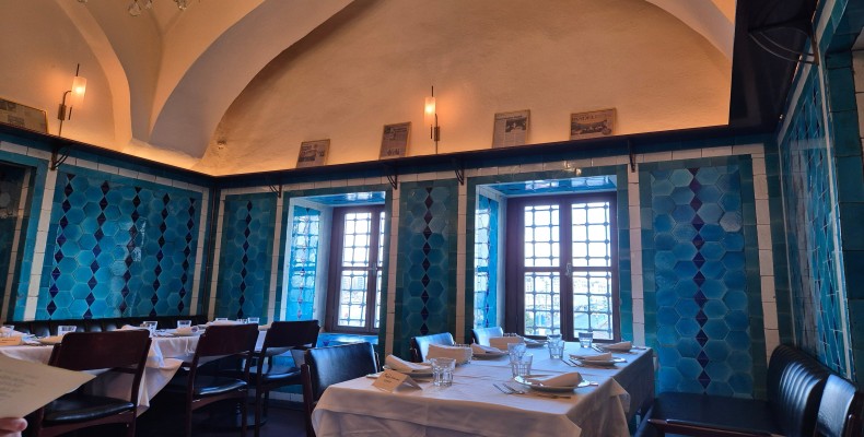 سالن آبی کاشیکاریشده رستوران پاندلی در بازار ادویه استانبو