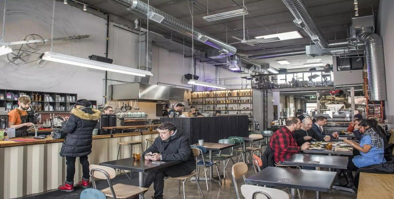 محیط صنعتی و مدرن رستوران Parallel تورنتو با میزهای فلزی و فضای دوستانه
