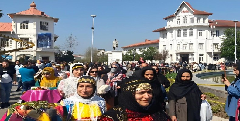 مردم رشت در مراسم محلی با لباس‌های سنتی در میدان شهرداری رشت